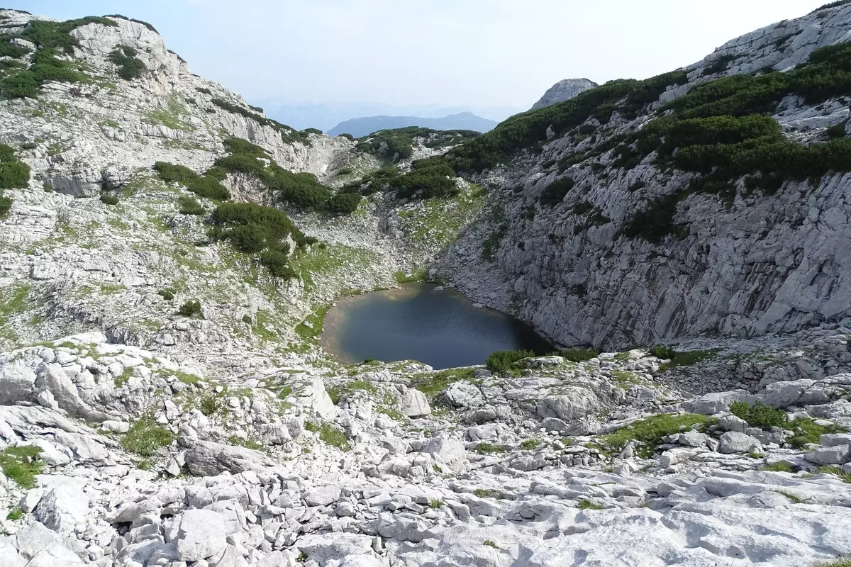 Blick auf Bergsee